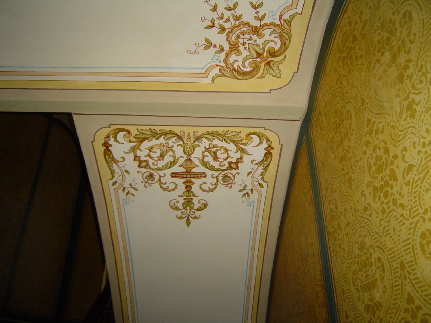 X In dem Treppenhaus aus der Gründerzeit in Berlin Prenzlauer Berg, das unter Denkmalschutz steht, wurde in Gemeinschaftsarbeit der Firmen restaurierung und gestaltung Schimpf Maler, Malermeister und Restauratoren im Handwerk und Dipl. Restaurator Konrad Wargowske überarbeitet. Konrad Wargowske hat in diesem Treppenhaus die Fachrestauratorische Untersuchung durchgeführt. Das Unternehmen Restaurierung & gestaltung hat alle restauratorischen und rekonstruktionsarbeiten im Denkmal ausgeführt. Hierzu zählen die restaurierung und Teilrekonstruktion der Deckenmalerei an den Lauf- und Podestdecken. Die Rekonstruktion und Restaurierung der historischen Wandmalerei die in Form von Schablonen als Schablonierung und Kassetten angebracht wurden. Zudem wurden alle Türen mit einer Holzimitation bzw. Holzmalerei als Bierlasur dem historischen original entsprechend übermalt. Der Eingangsbereich wurde komplett Rekonstruiert wobei die Vorarbeiten als Malerarbeiten auch von dem Unternehmen restaurierung und gestaltung ausgeführt wurden.